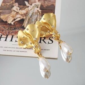 Kirks Folly Gold Tone Shell Pearl Drop Earrings NWOT